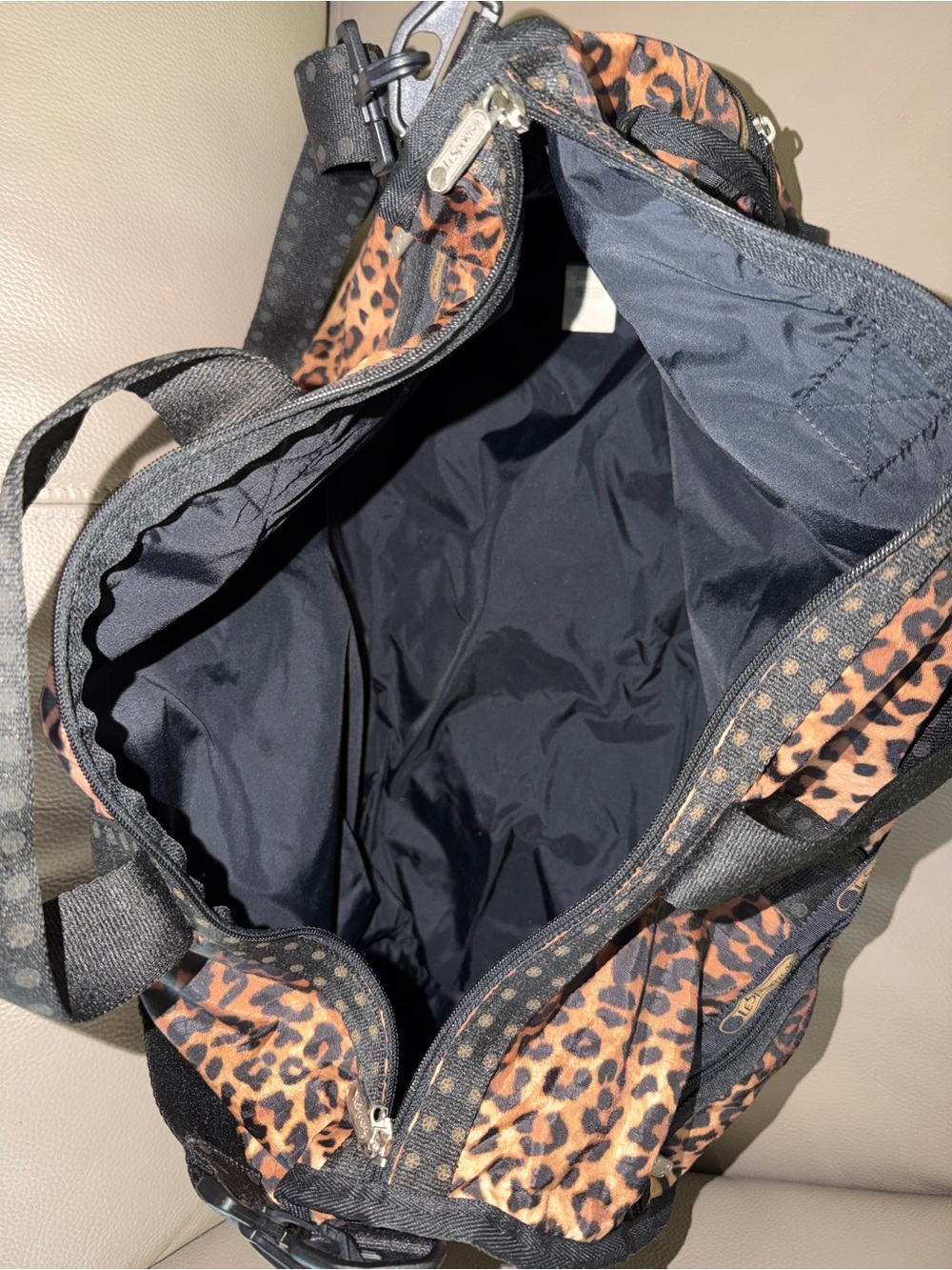 Lesportsac Leopard Print Black/Brown Weekender Duffel Bag ShoulderStrap Zippered - Picture 10 of 16